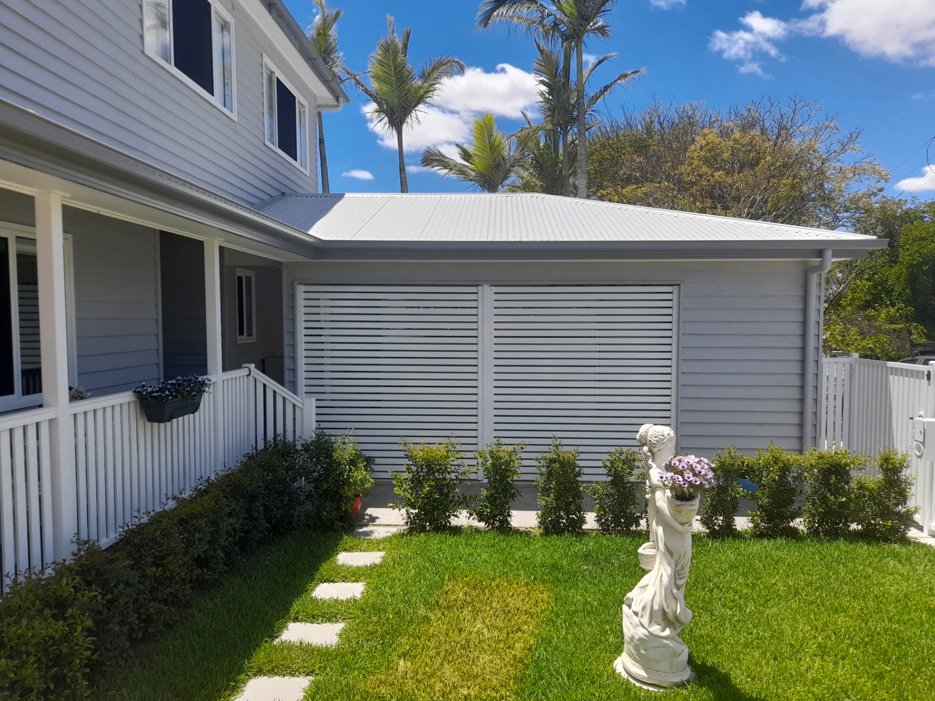 White aluminium horizontal louvre privacy screens enclosing a residential side area - Gateflex, Caboolture